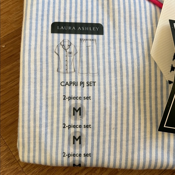 Laura Ashley pajamas set, short sleeve top with capris, size M, NWT - Picture 2 of 4